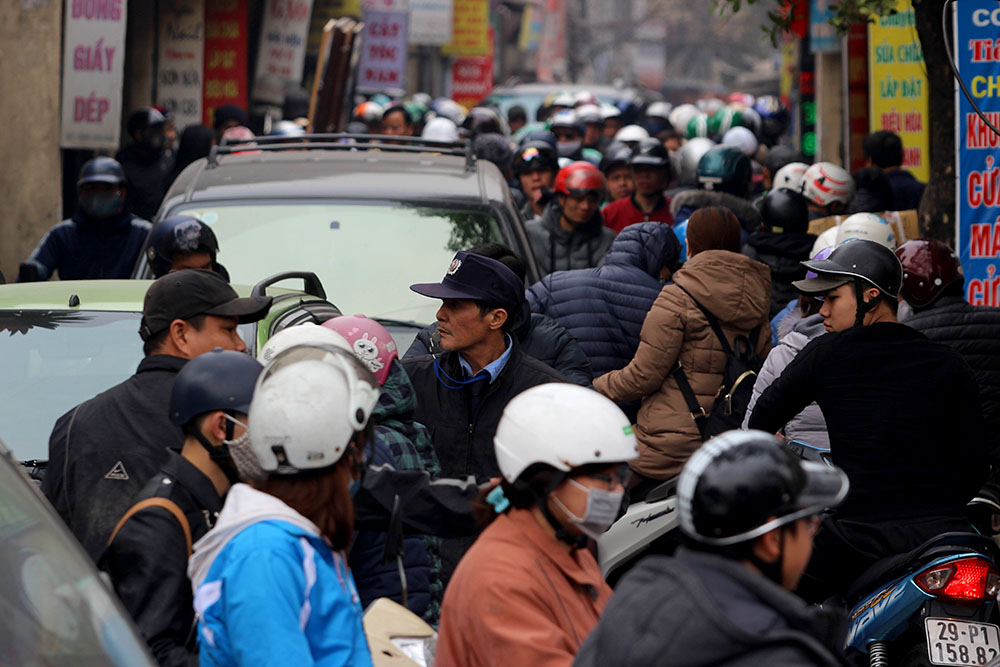 Tắc khủng khiếp giữa trưa từ ngõ ra đường lớn Hà Nội